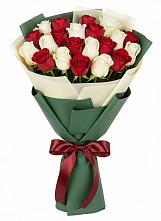 Букет Микс из красных и белых роз в Боковской