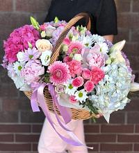 Композиция солнечный день в Боковской Цветочная композиция из Розы, Хризантемы, Пионы и Лизиантусы в корзине в Боковской