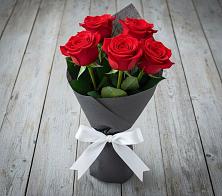 Букет 5 Красных роз Эдлесс Лав в Боковской