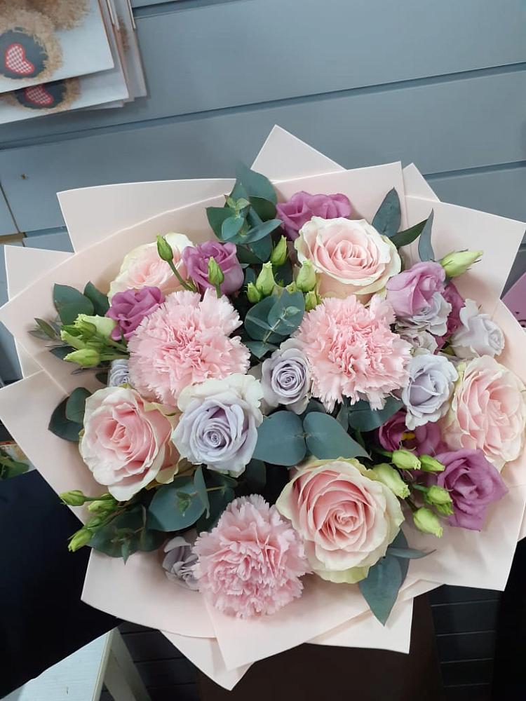 Букет цветов из: Розы, Гвоздики и Лизиантусы в Боковской